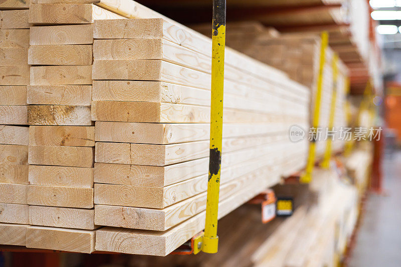 木材场全架框架螺柱2 × 6松云杉木高架，黄漆轨距钢护柱防止重桩施工材料掉落，保证五金店安全